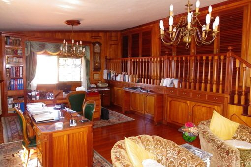 Despacho espacioso con madera fina y armarios grandes
