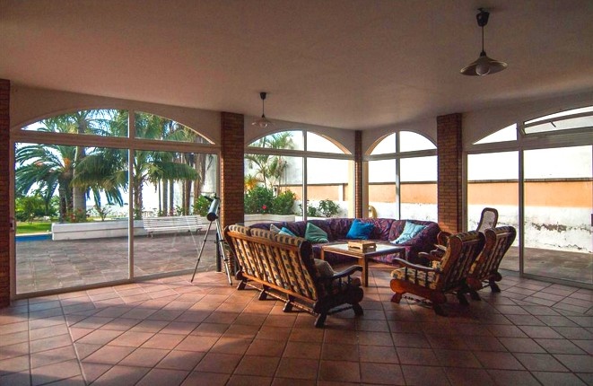 El salón de la planta baja con acceso al jardín