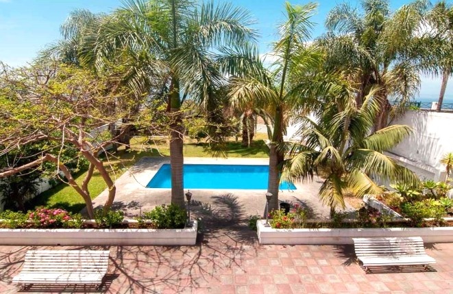 La vista de la piscina desde el balcón