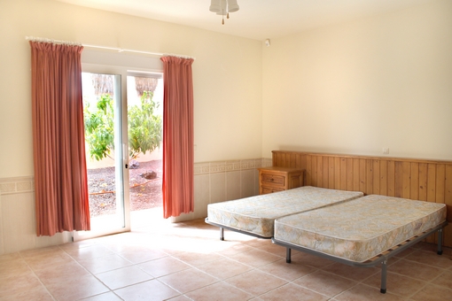 Gran dormitorio con una cama de matrimonio