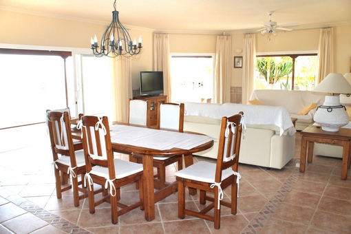Zona comedor diseñada con mucho estilo