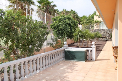 Terraza larga con jardín bonito