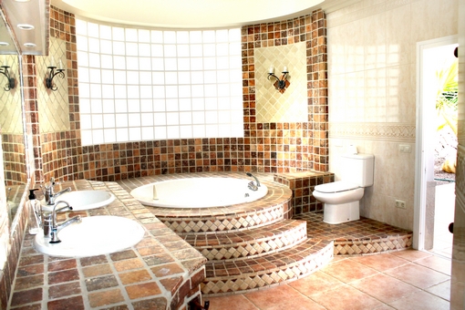 Cuarto de baño con jacuzzi