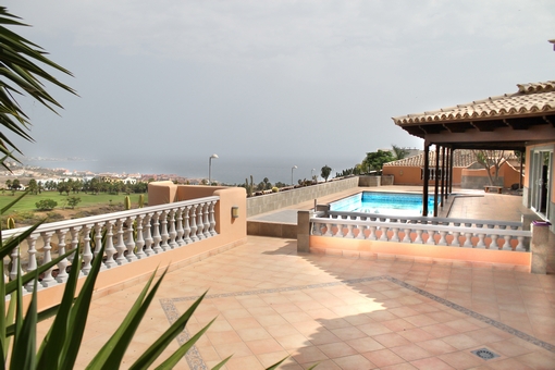 Gran terraza con piscina y vistas al mar