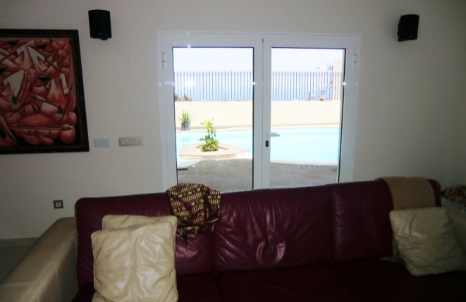 Moderna sala de estar con acceso a terraza