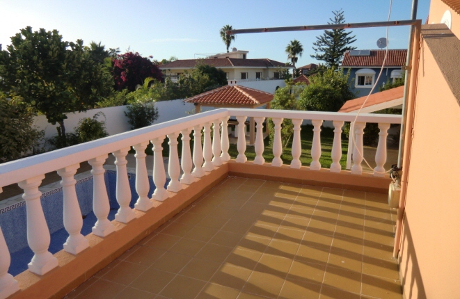 Vistas hermosas a la piscina y la zona verde