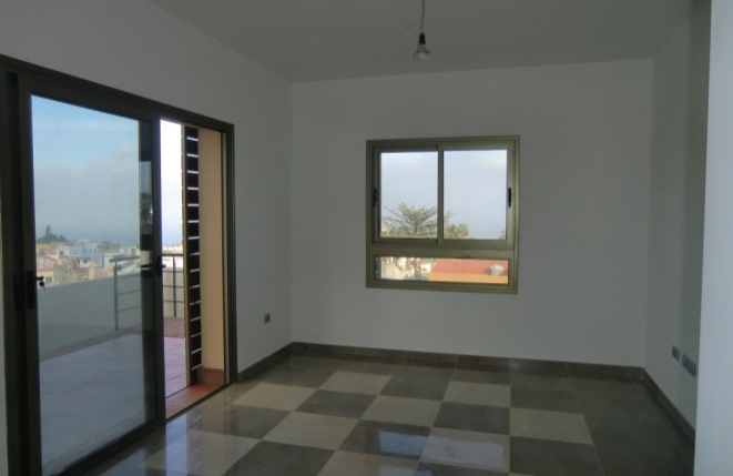 Amplio salón-comedor con zona de comedor, así como vistas al Teide y al mar