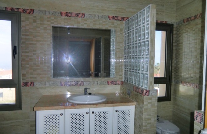 Gran cuarto de baño con ducha de hidromasaje, inodoro y bidé