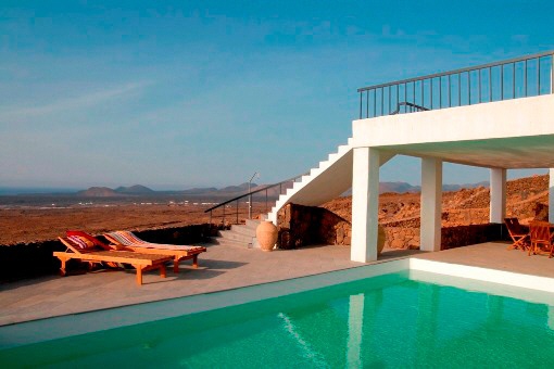 La piscina y el paisaje maravilloso en el fondo