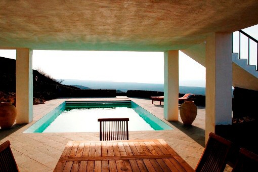 La piscina y la terraza parcialmente cubierta