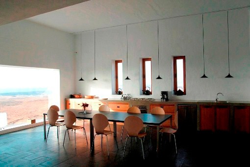 La cocina grande con ventanas panorámicas y vistas al mar