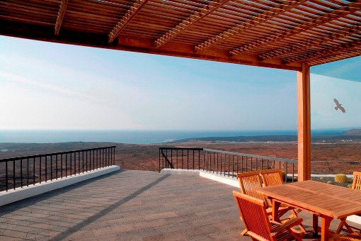 La gran terraza con impresionantes vistas al mar