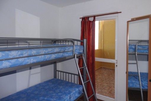 Otra habitación con una cama alta