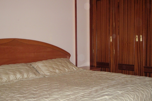 Dormitorio principal con cama doble y gran armario