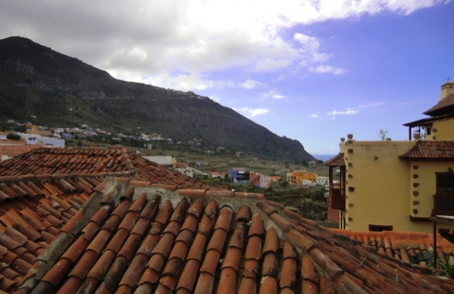 Vistas maravillosas desde la azotea al paisaje montañoso y al mar