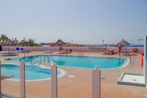 La zona de piscina ofrece maravillosas vistas al mar