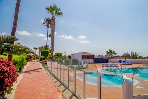 Camino a la zona de piscina bien cuidada