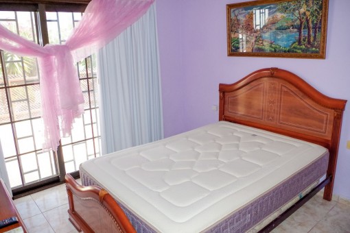 Dormitorio confortable con cama doble