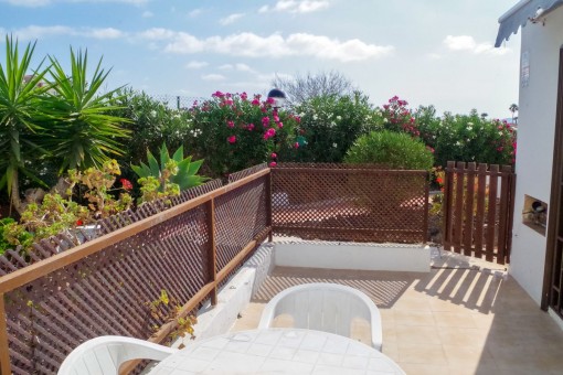 Terraza bonita con muebles de jardín