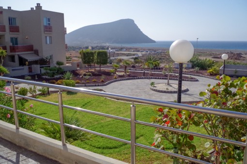 Moderno apartamento con un dormitorio, piscina y garaje en primera línea de la playa La Tejita en el sur de Tenerife