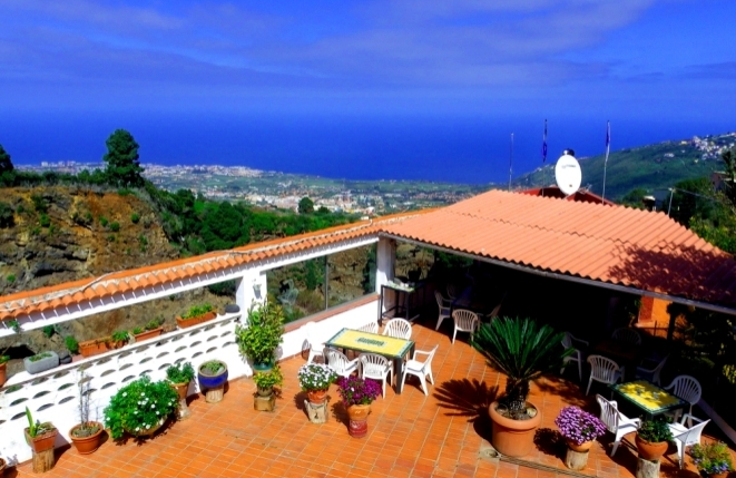 Confortable Finca con vistas panorámicas al mar, restaurante y 7 apartamentos en una pintoresca ubicación del Valle de La Orotava