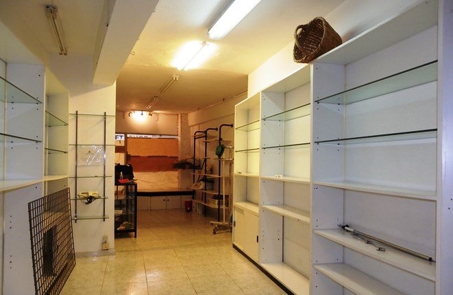 Estanterías largas y continuas en ambos lados